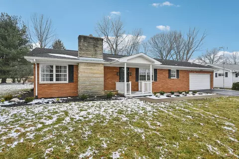 1050 Lake View Dr, Zanesville, OH 43701