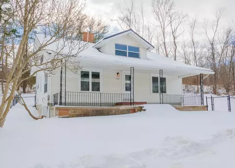 8747 Mclean Ln, Athens, OH 45701