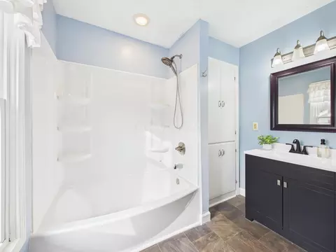 Bath - 181 Marks Ave, Lancaster, OH 43130 photo 2 of 2