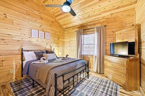 Bedroom - 28930 Big Pine Rd, Logan, OH 43138 photo 4 of 11