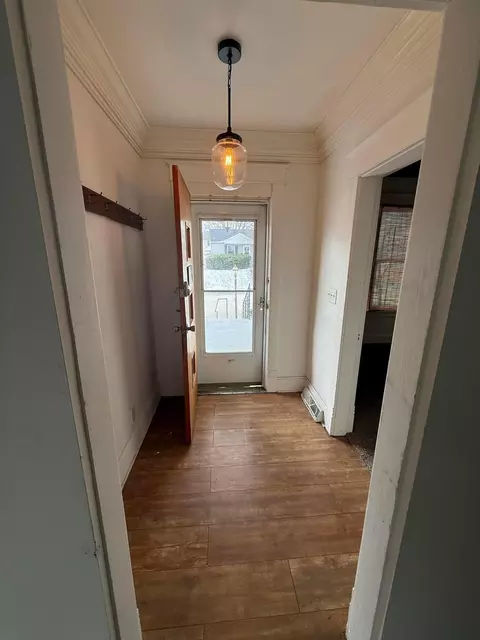 Entry Way - 515 E Chestnut St, Lancaster, OH 43130 photo 2 of 2