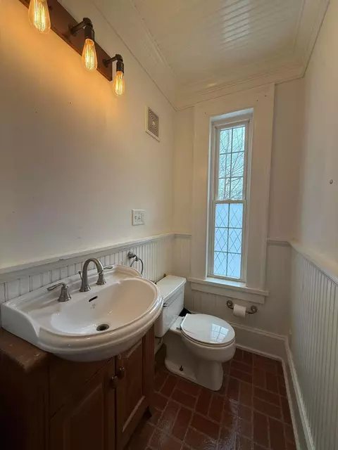 Bath - 515 E Chestnut St, Lancaster, OH 43130 photo 1 of 3