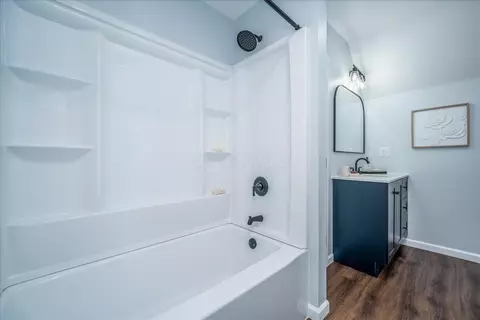 Bath - 446 E Franklin St, Circleville, OH 43113 photo 2 of 3