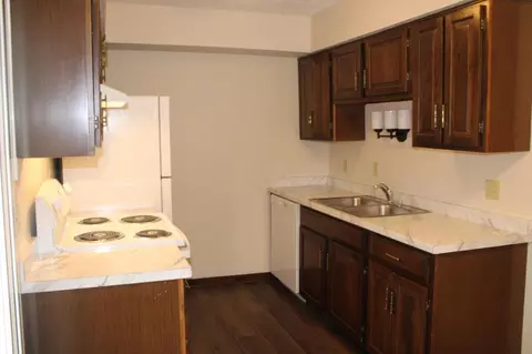 Kitchen - 390-404 Edinburgh Rd, Dublin, OH 43017 photo 2 of 4