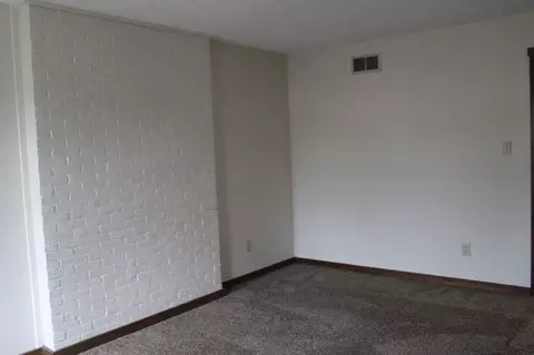 Living - 390-404 Edinburgh Rd, Dublin, OH 43017 photo 6 of 6