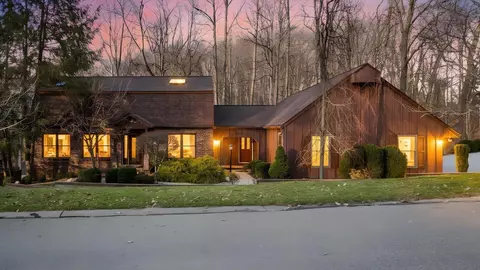 905 Center Ct, Zanesville, OH 43701