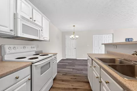 Kitchen - 5488 Cypress Chase, Columbus, OH 43228 photo 4 of 4