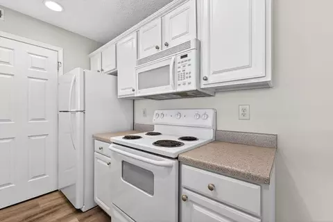 Kitchen - 5488 Cypress Chase, Columbus, OH 43228 photo 2 of 4