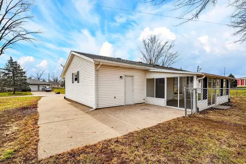 200 Meadow Dr, Circleville, OH 43113 photo 3