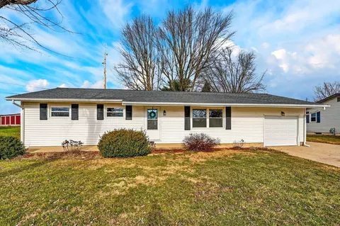 200 Meadow Dr, Circleville, OH 43113 photo 2