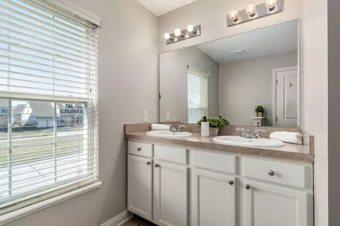 Bath - 8366 Marwithe Pl, New Albany, OH 43054 photo 2 of 4