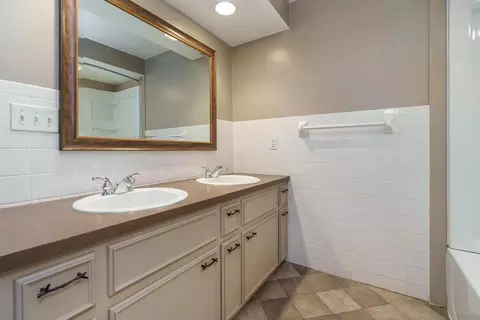 Bath - 4740 Bright Rd, Dublin, OH 43016 photo 1 of 4