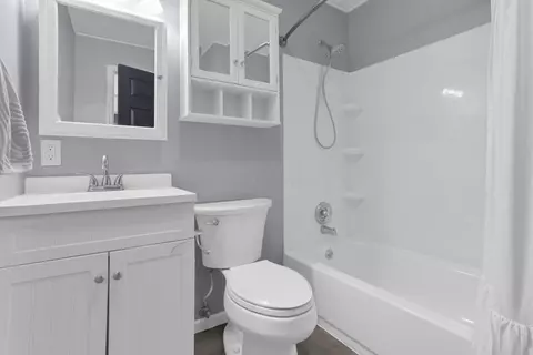 Bath - 231 Fieldpoint Rd, Heath, OH 43056 photo 2 of 2