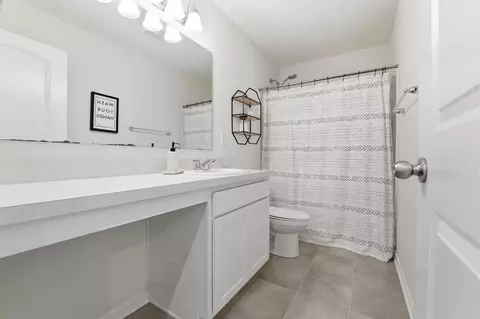 Bath - 1202 Lake Forest Dr, Hebron, OH 43025 photo 4 of 5