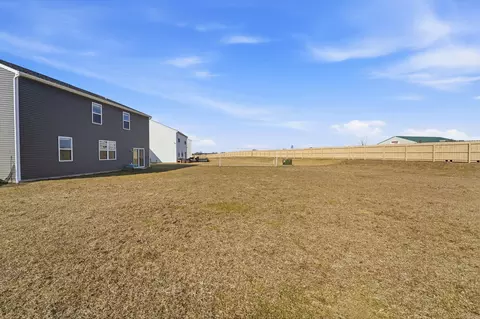 Exterior - 1202 Lake Forest Dr, Hebron, OH 43025 photo 3 of 4