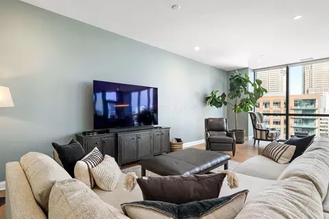 225 John H Mcconnell Blvd #701, Columbus, OH 43215