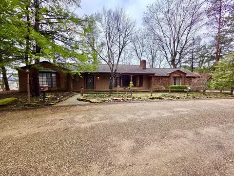 621 N Walnut Dr, Logan, OH 43138