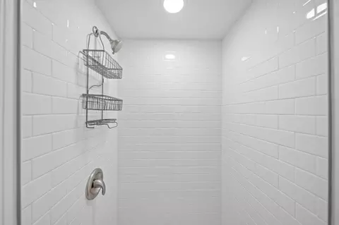 Bath - 414 Thompson St, Marion, OH 43302 photo 6 of 6