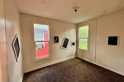 Bedroom - 211 E Central Ave, Delaware, OH 43015 photo 2 of 2