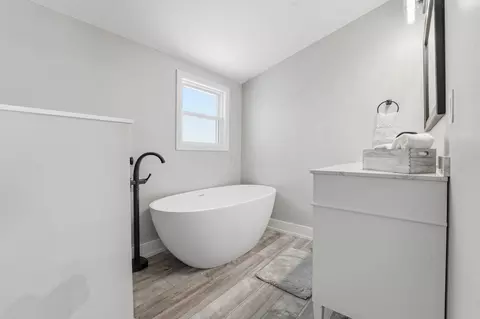 Bath - 414 E Walnut St, Lancaster, OH 43130 photo 1 of 4