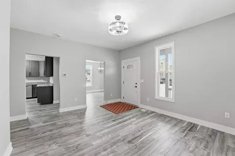 Living - 414 E Walnut St, Lancaster, OH 43130 photo 2 of 4