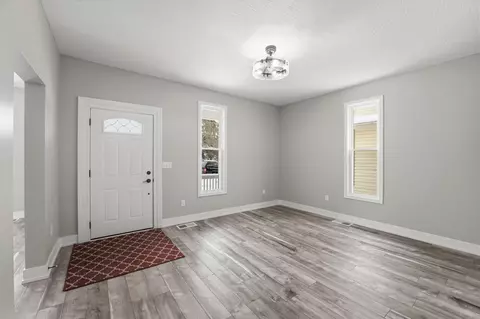 Living - 414 E Walnut St, Lancaster, OH 43130 photo 1 of 4