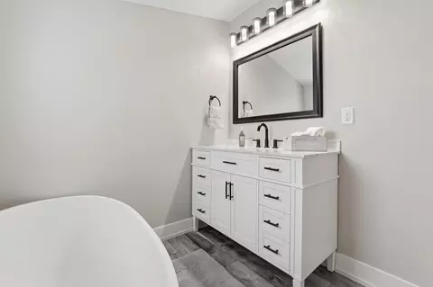 Bath - 414 E Walnut St, Lancaster, OH 43130 photo 2 of 4