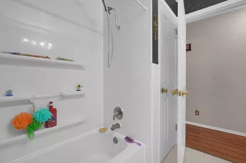 Bath - 1448 W Sparrow Rd, Springfield, OH 45502 photo 2 of 3
