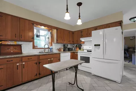 Kitchen - 1448 W Sparrow Rd, Springfield, OH 45502 photo 1 of 2