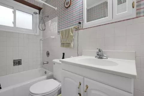 Bath - 1448 W Sparrow Rd, Springfield, OH 45502 photo 3 of 3