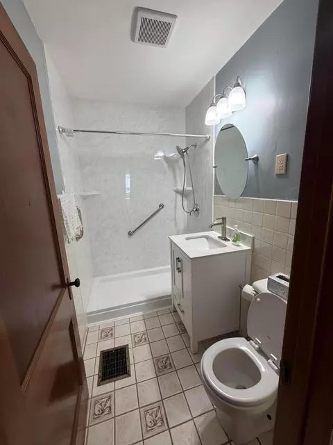 Bath - 636 Oak St, Marion, OH 43302 photo 1 of 1