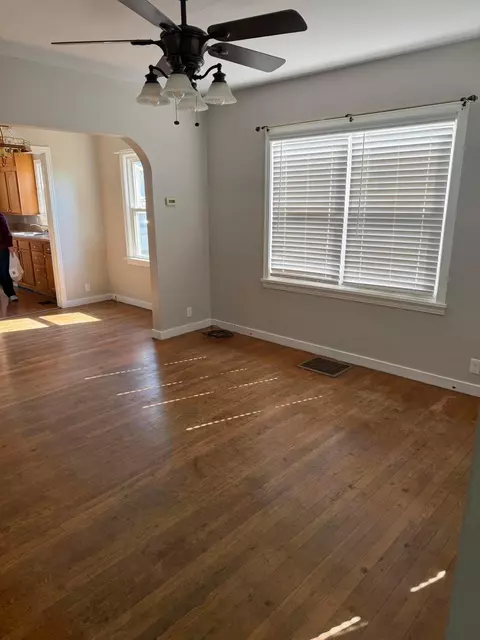 Living - 636 Oak St, Marion, OH 43302 photo 2 of 2