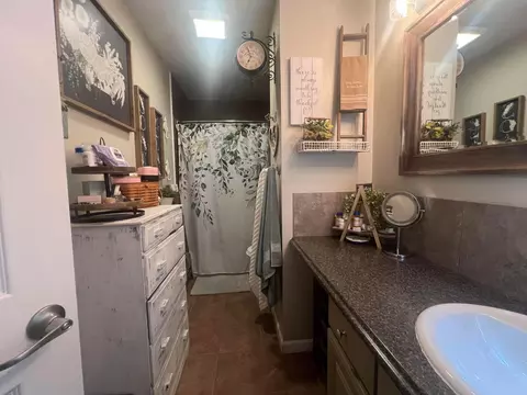 Bath - 632 Moull St, Newark, OH 43055 photo 2 of 5