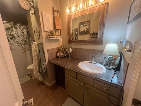 Bath - 632 Moull St, Newark, OH 43055 photo 1 of 5