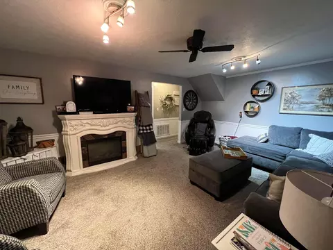 Living - 632 Moull St, Newark, OH 43055 photo 2 of 4