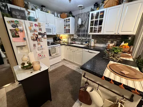 Kitchen - 632 Moull St, Newark, OH 43055 photo 2 of 5
