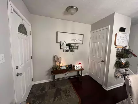 Entry Way - 632 Moull St, Newark, OH 43055 photo 1 of 9