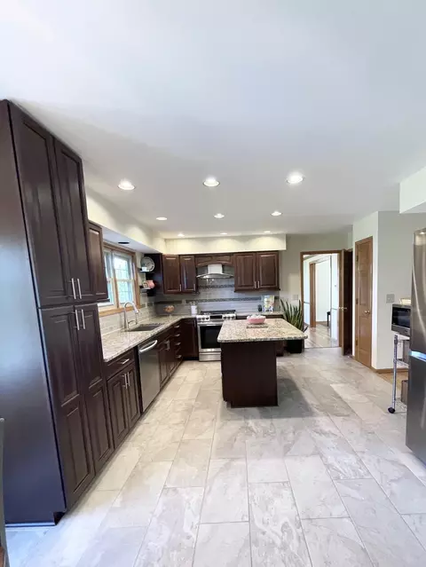 Kitchen - 5202 Reddington Dr, Dublin, OH 43017 photo 1 of 3