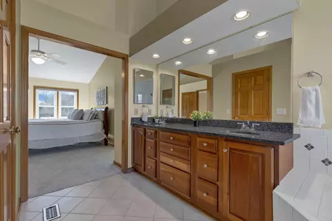 Bath - 5202 Reddington Dr, Dublin, OH 43017 photo 5 of 8