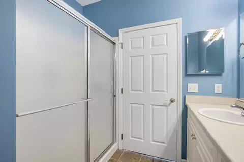 Bath - 92 Jonathan Dr, Heath, OH 43056 photo 2 of 4