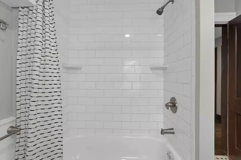 Bath - 99 E Pacemont Rd, Columbus, OH 43202 photo 4 of 4
