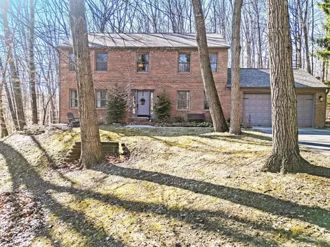 1249 Stratford Woods Dr, Newark, OH 43055