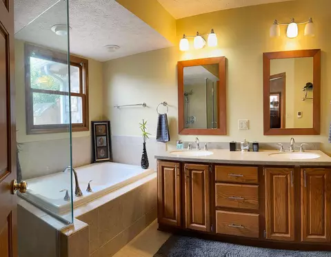 Bath - 3000 Scioto Pl, Columbus, OH 43221 photo 4 of 5