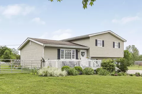Exterior - 25864 Shoemaker Rd, Circleville, OH 43113 photo 2 of 18
