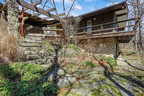 820 Old Woods Rd, Columbus, OH 43235
