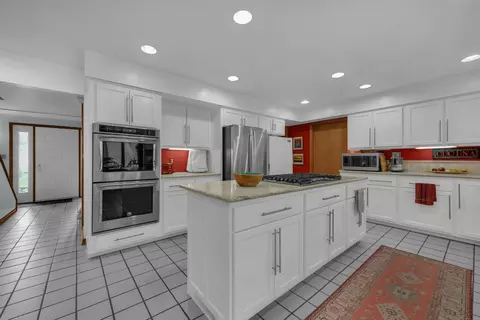 Kitchen - 1244 Lancaster Pike, Circleville, OH 43113 photo 2 of 6