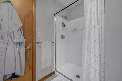 Bath - 1244 Lancaster Pike, Circleville, OH 43113 photo 4 of 6