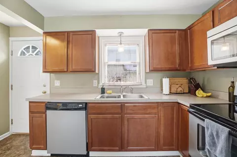 Kitchen - 1403 E Chestnut St, Lancaster, OH 43130 photo 3 of 3