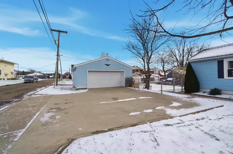 Exterior - 1403 E Chestnut St, Lancaster, OH 43130 photo 4 of 10
