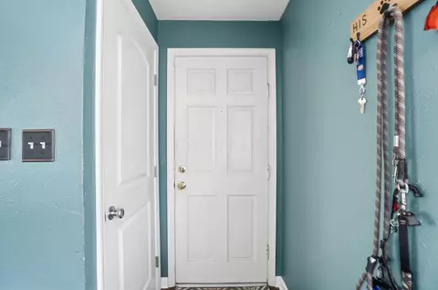 Entry Way - 1403 E Chestnut St, Lancaster, OH 43130 photo 1 of 2
